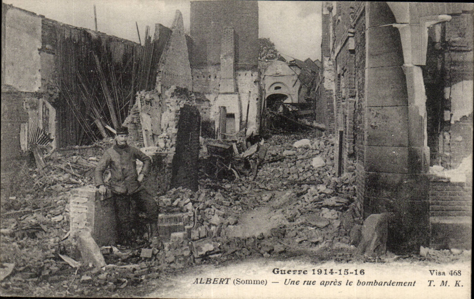 CPA Militaria Albert Une rue apres le bombardement