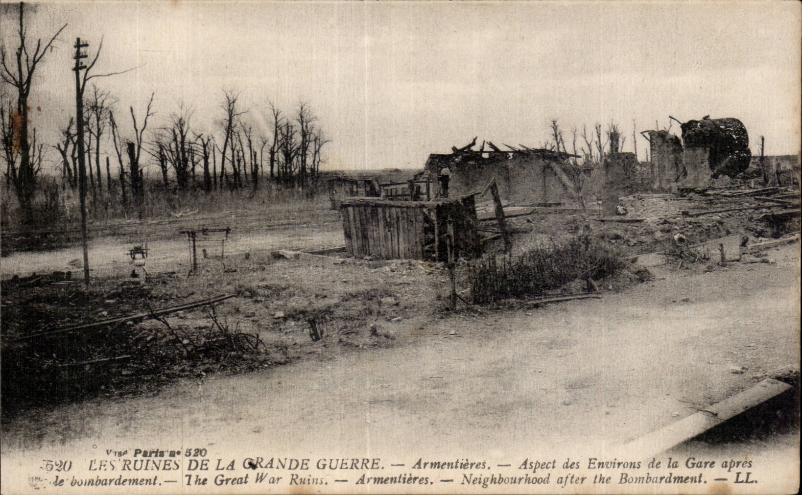 CPA Militaria Les ruines de la grande guerre Armentieres Aspect des environs de la gare pares le bombardement