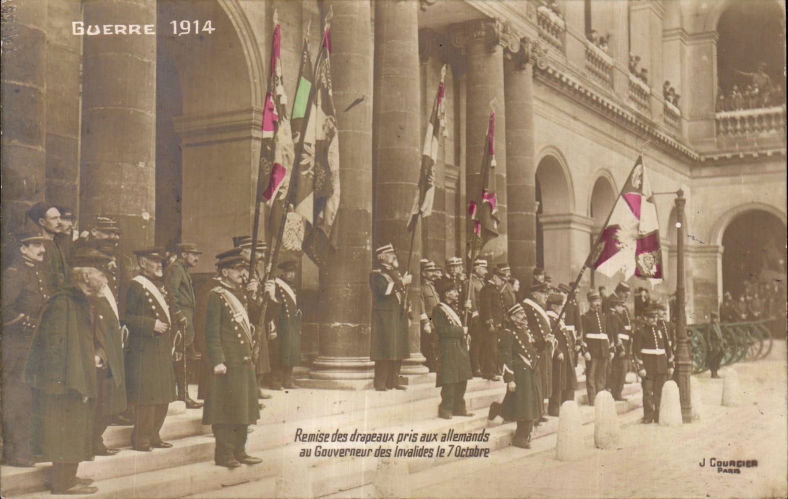 CPA Militaria Revue des drapeaux pris aux allemands au gouverneur des Invalides le 7 octobre 