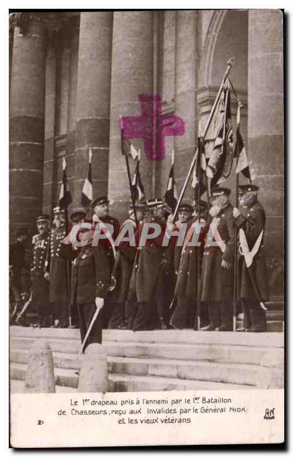 CPA Militaria Le 1er drapeau pris a l ennemi par le 1er bataillon de Chasseurs recu aux Invalides par le General Niox