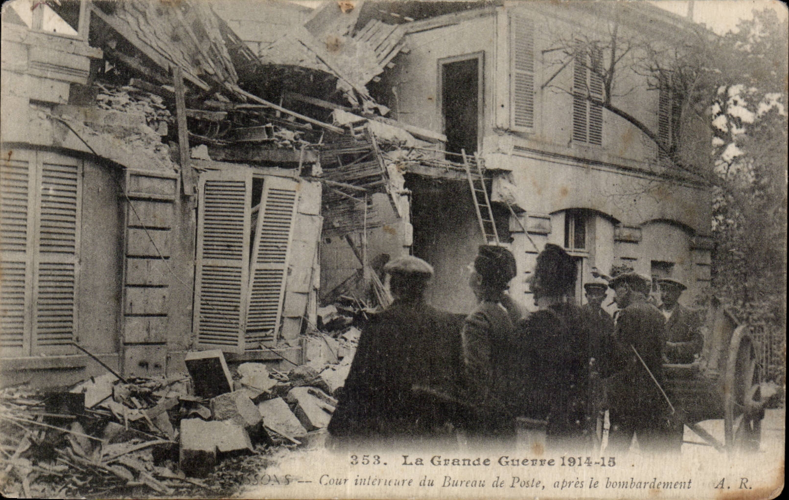 Issy-les-Moulineaux — Innenhof des Postamts nach dem Bombenangriff — A. R. n°353