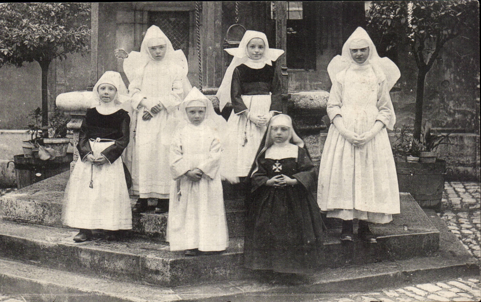Groupe de petites religieuses hospitalières — Beaune — Ronco frères, édit.