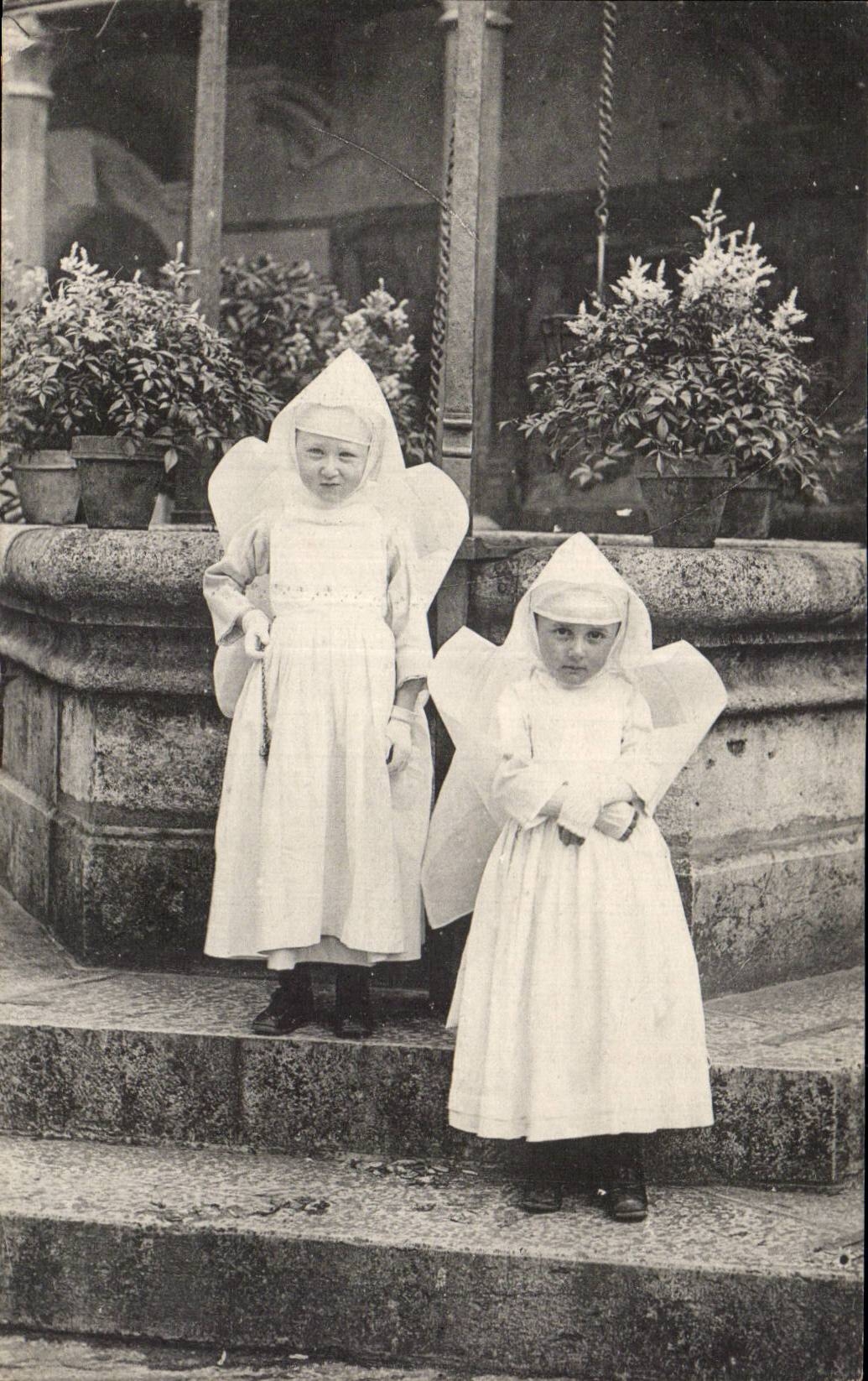 Deux petites sœurs hospitalières — Beaune — Ronco frères, édit., Beaune (Déposé)