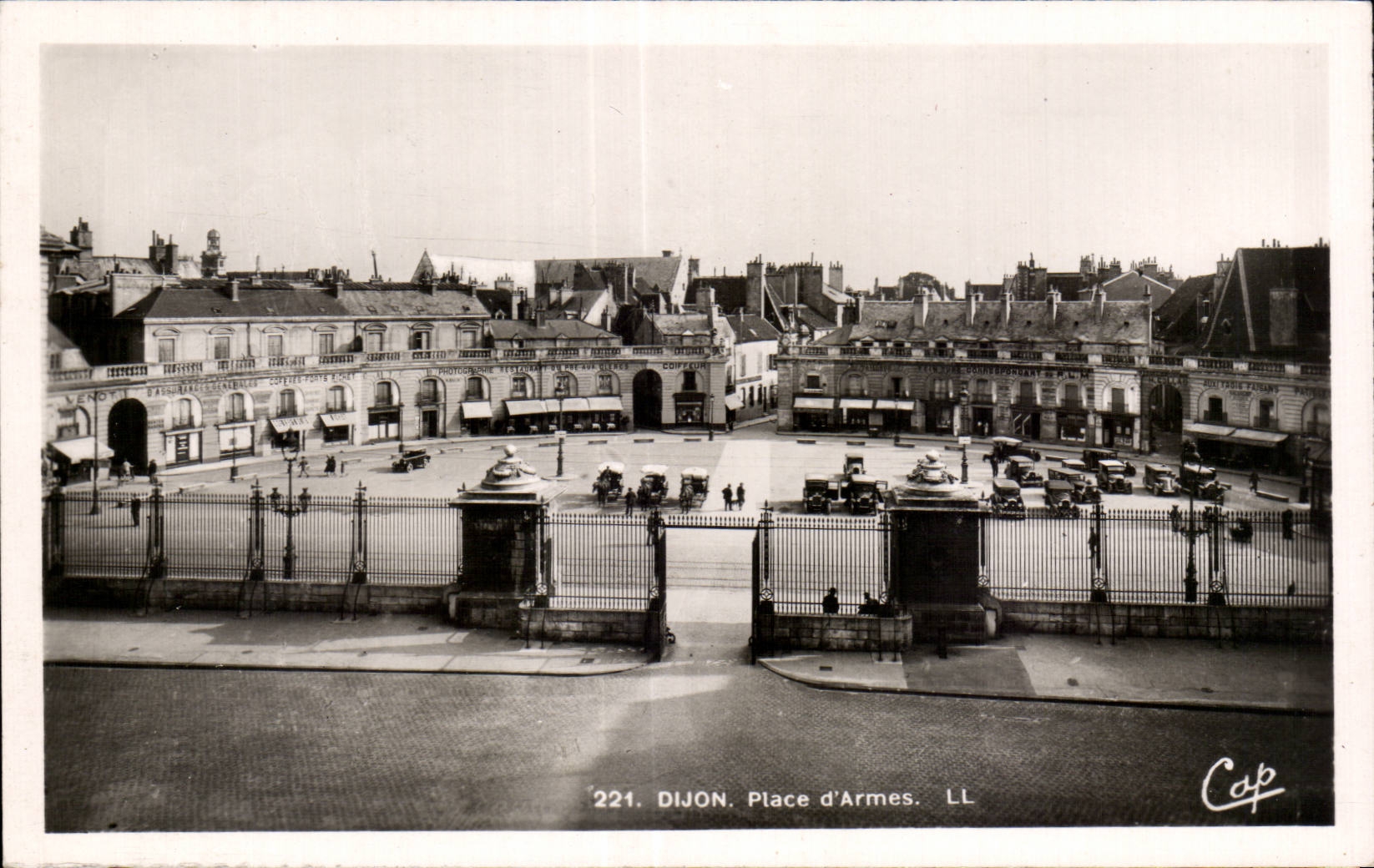 Dijon. Place d'Armes — vue panoramique — Cap, n° 221