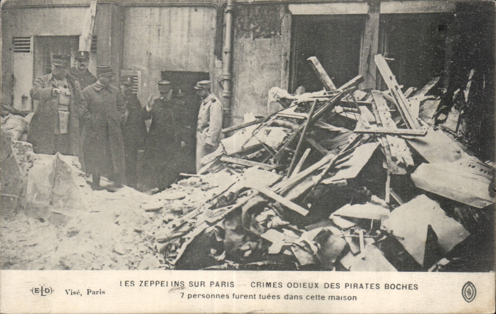 CPA Militaria Les zeppelins sur Paris Crimes odieux des pirates boches 