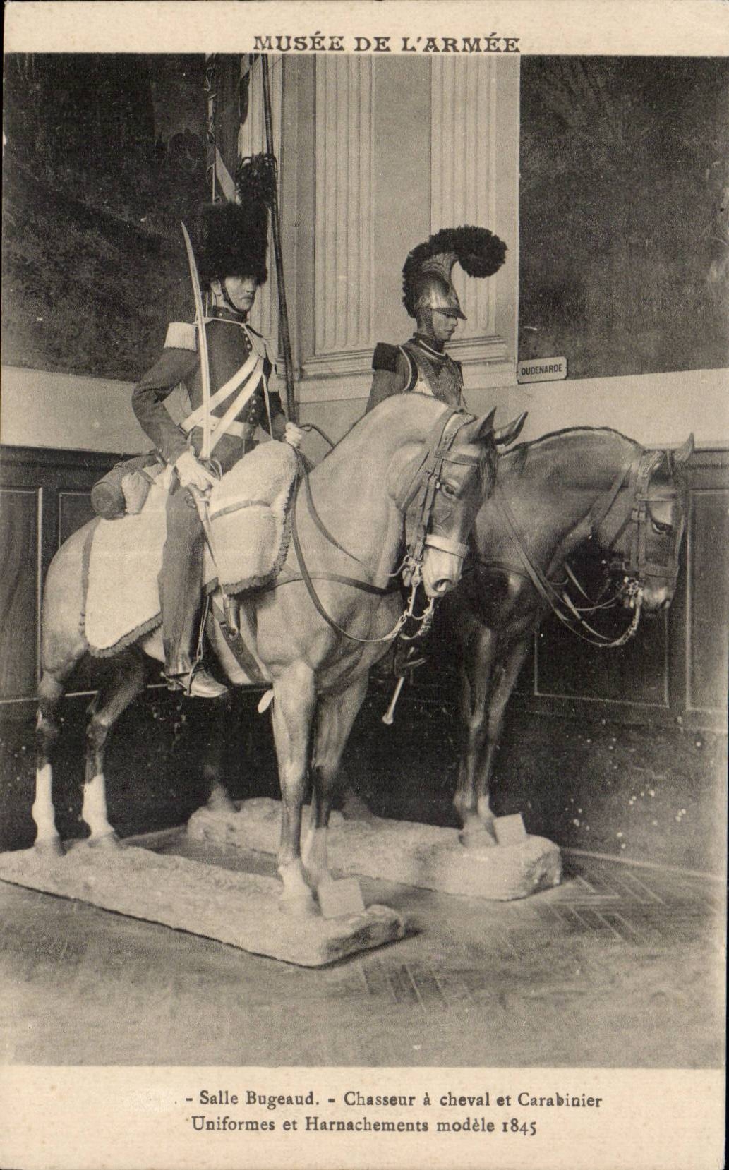 CPA Militaria Musee de l armee Paris Salle Bugeaud Chasseur a cheval et carabinier Modele 1845
