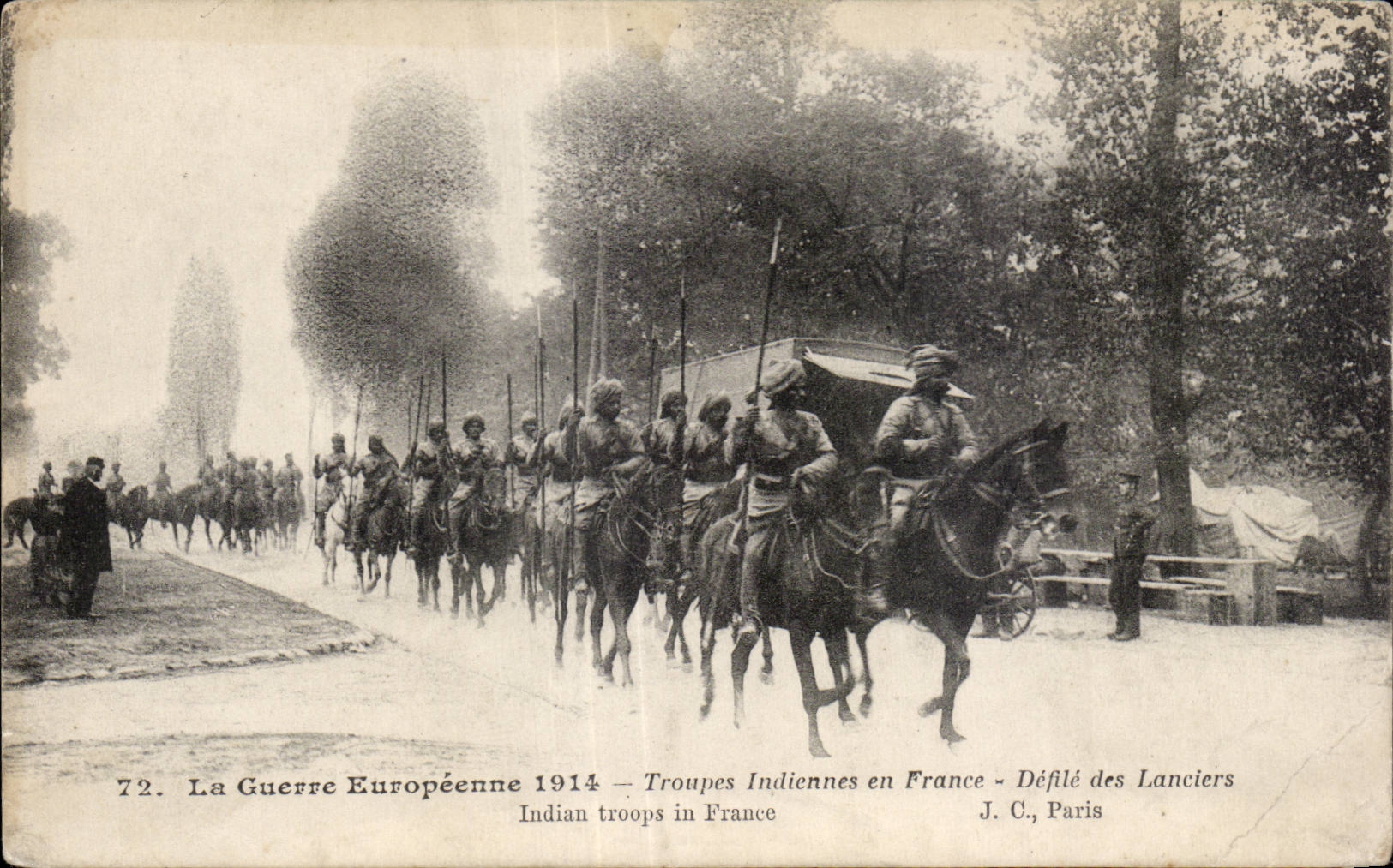 CPA Militaria La guerre europeenne 1914 Troupes indiennes en France Defile de lanciers
