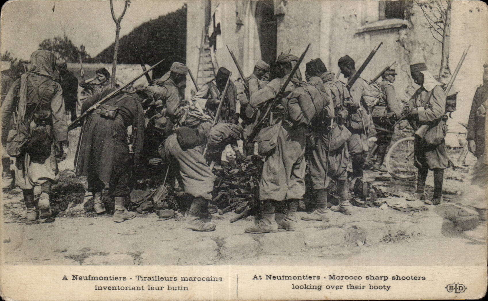 CPA Militaria Neufmoutiers Tirailleurs marocains inventoriant leur butin 