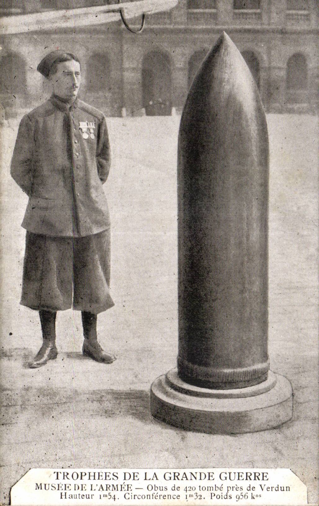 Obus de 420 tombé près de Verdun — Musée de l'Armée — Hauteur 1m54, Circonférence 1m32, Poids 956 kg