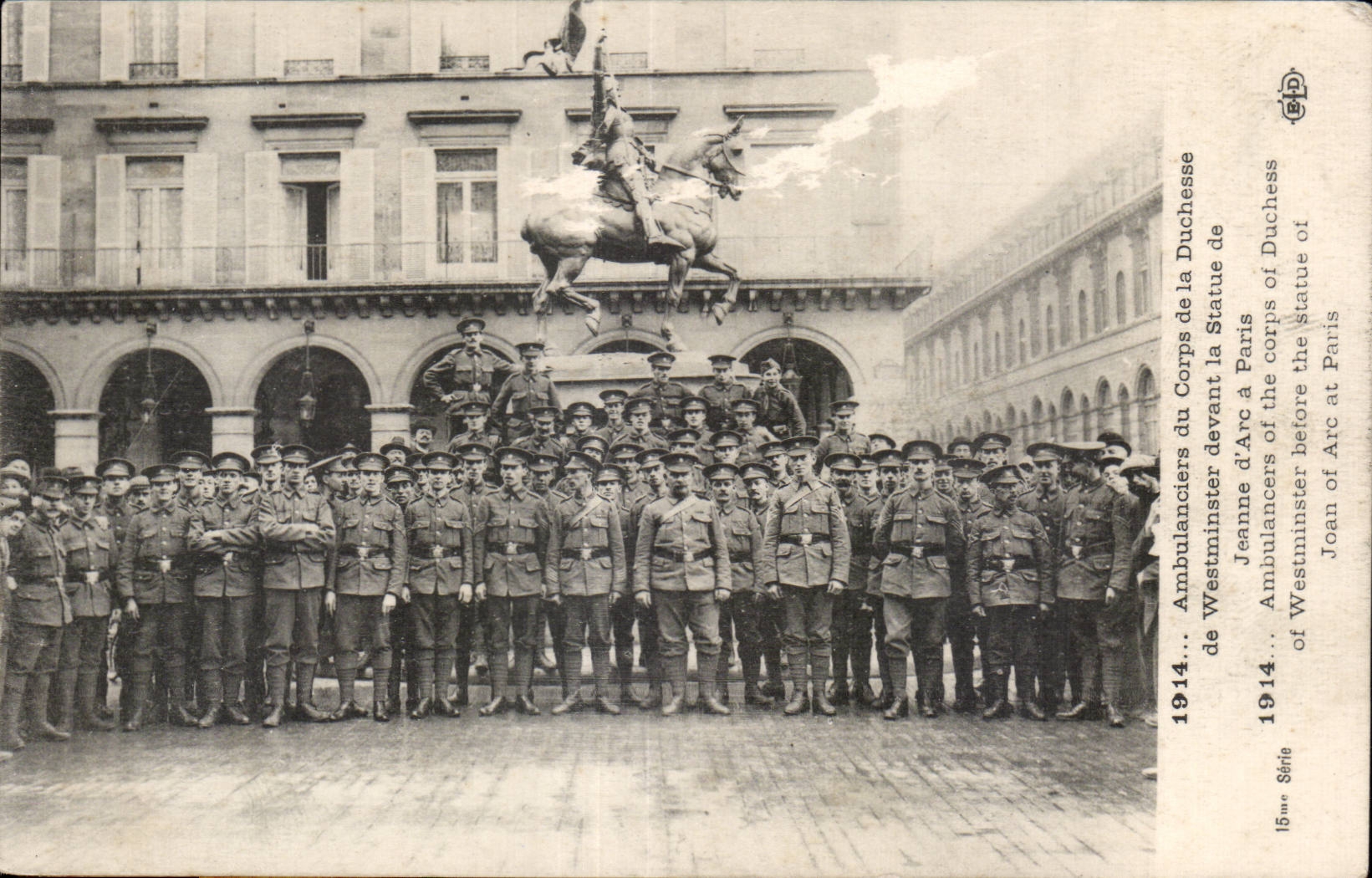 CPA Militaria Ambulanciers du corps de la duchesse devant la statue de Jeanne d arc a Paris