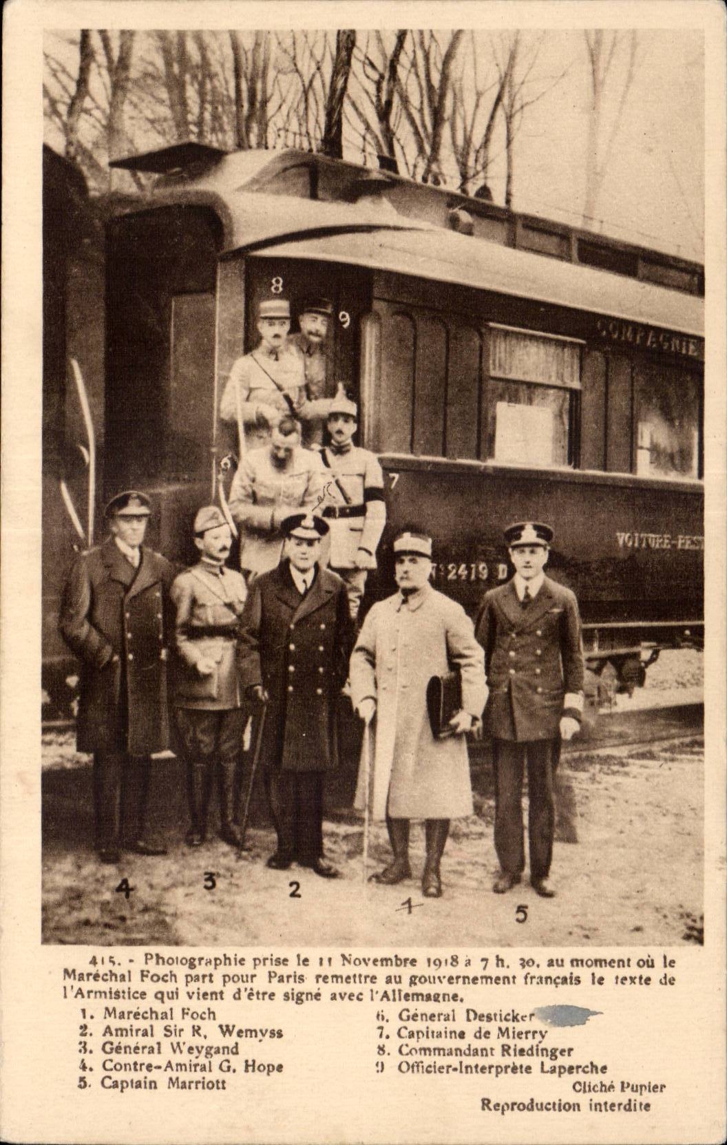 CPA Militaria Photographie prise le 11novembre 1918