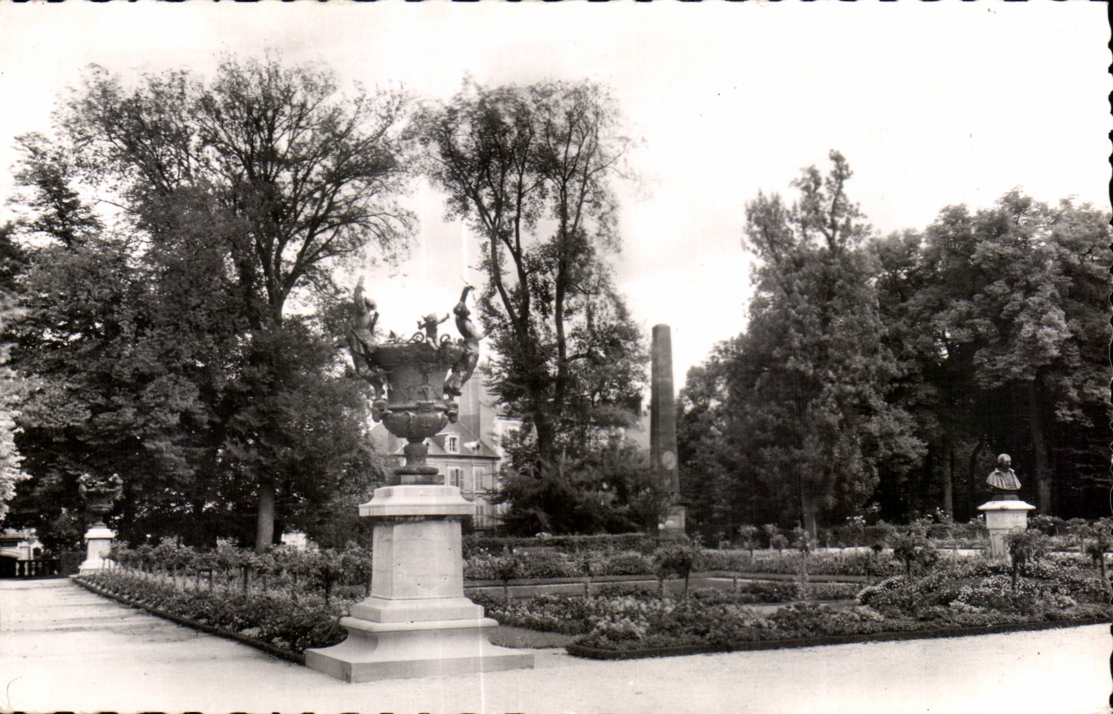 CPA Bourges Jardin de l hotel de ville