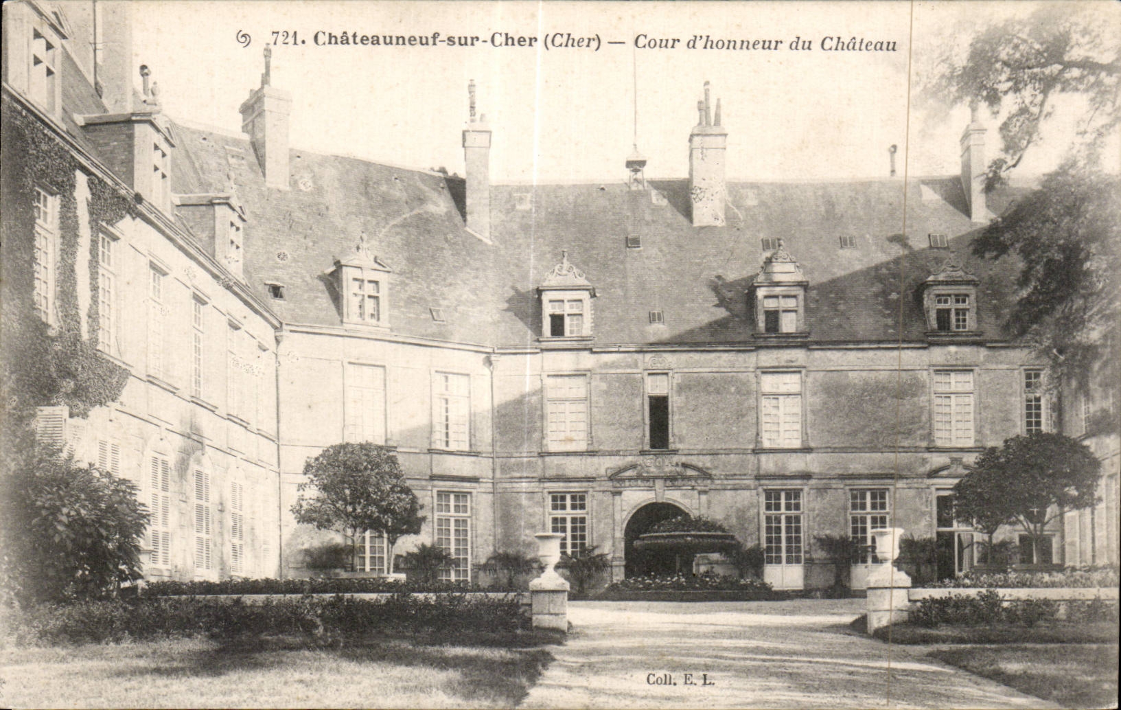 Châteauneuf-sur-Cher (Cher) — Cour d'honneur du Château — Coll. E.L. n° 721
