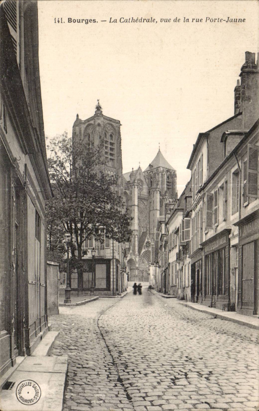 CPA Bourges la cathedrale Vue de la rue Porte Jaune 