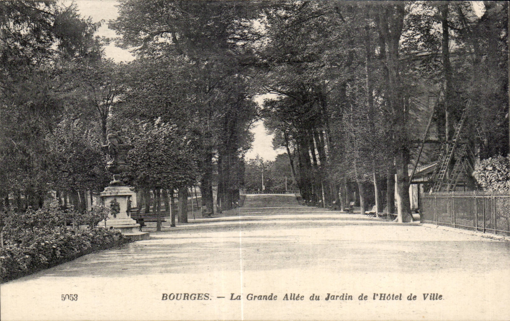 Bourges — La Grande Allée du Jardin de l'Hôtel de Ville — éditeur Céété, n° 5053