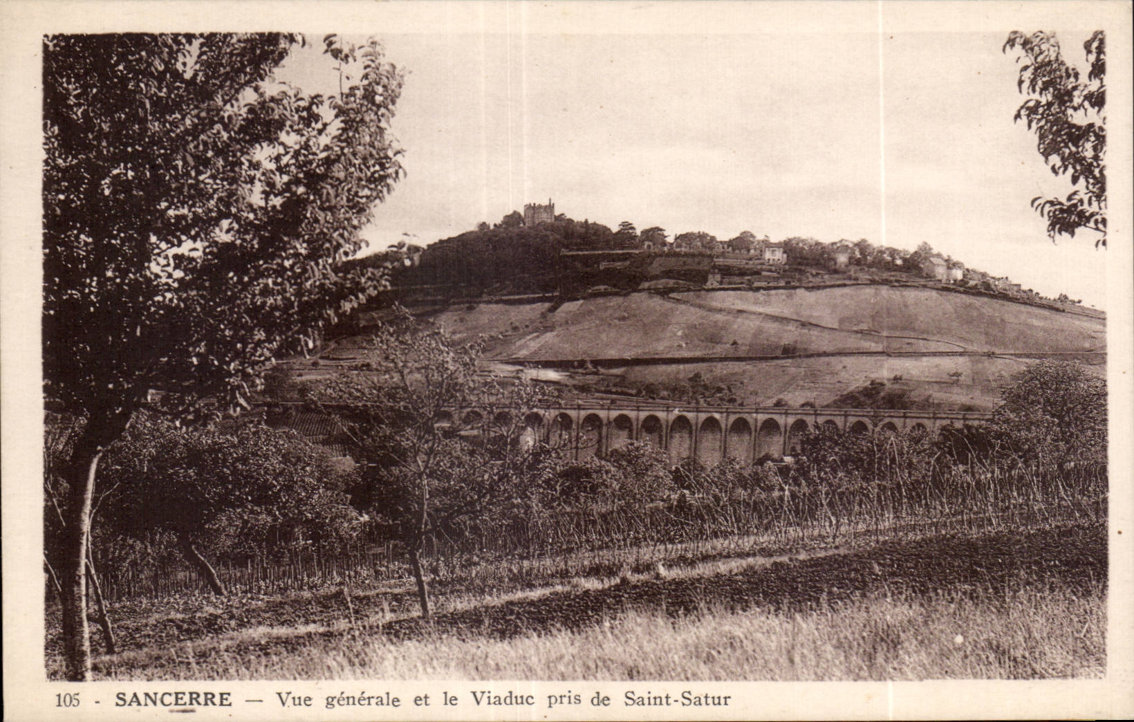 CPA Sancerre Vue generale et le viaduc pris de Saint Satur 