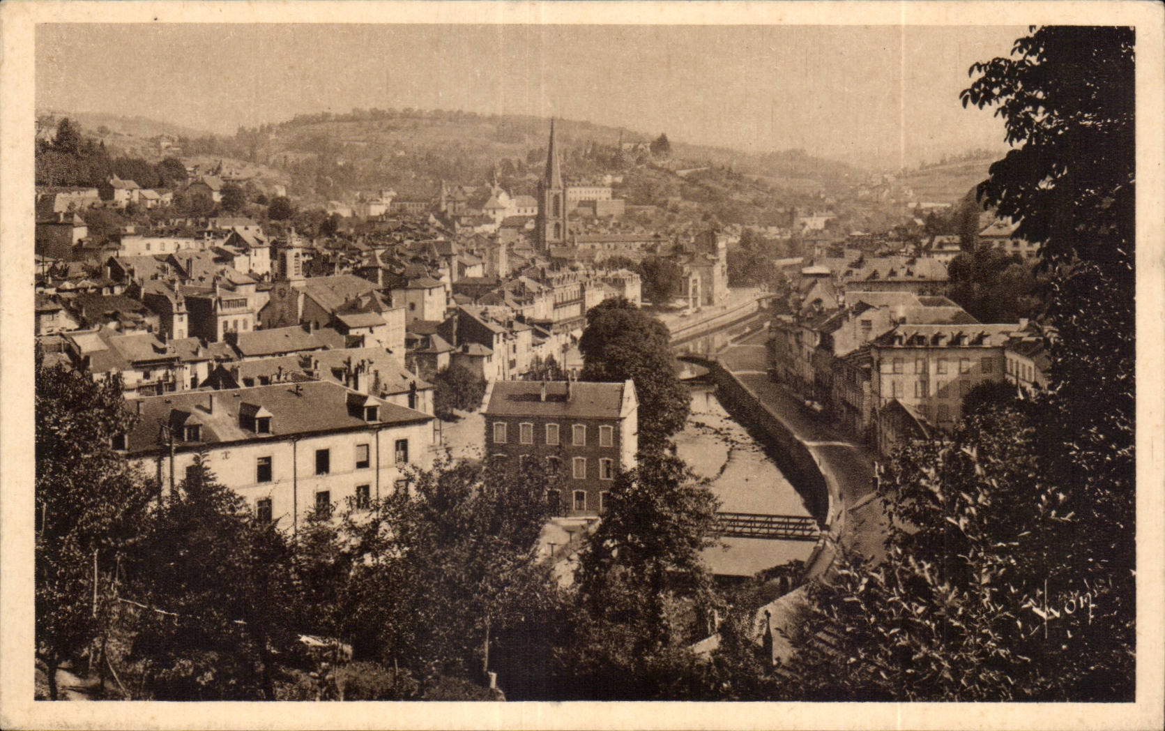 CPA Tulle Vue sur le quartier de la barriere et sur la Correze