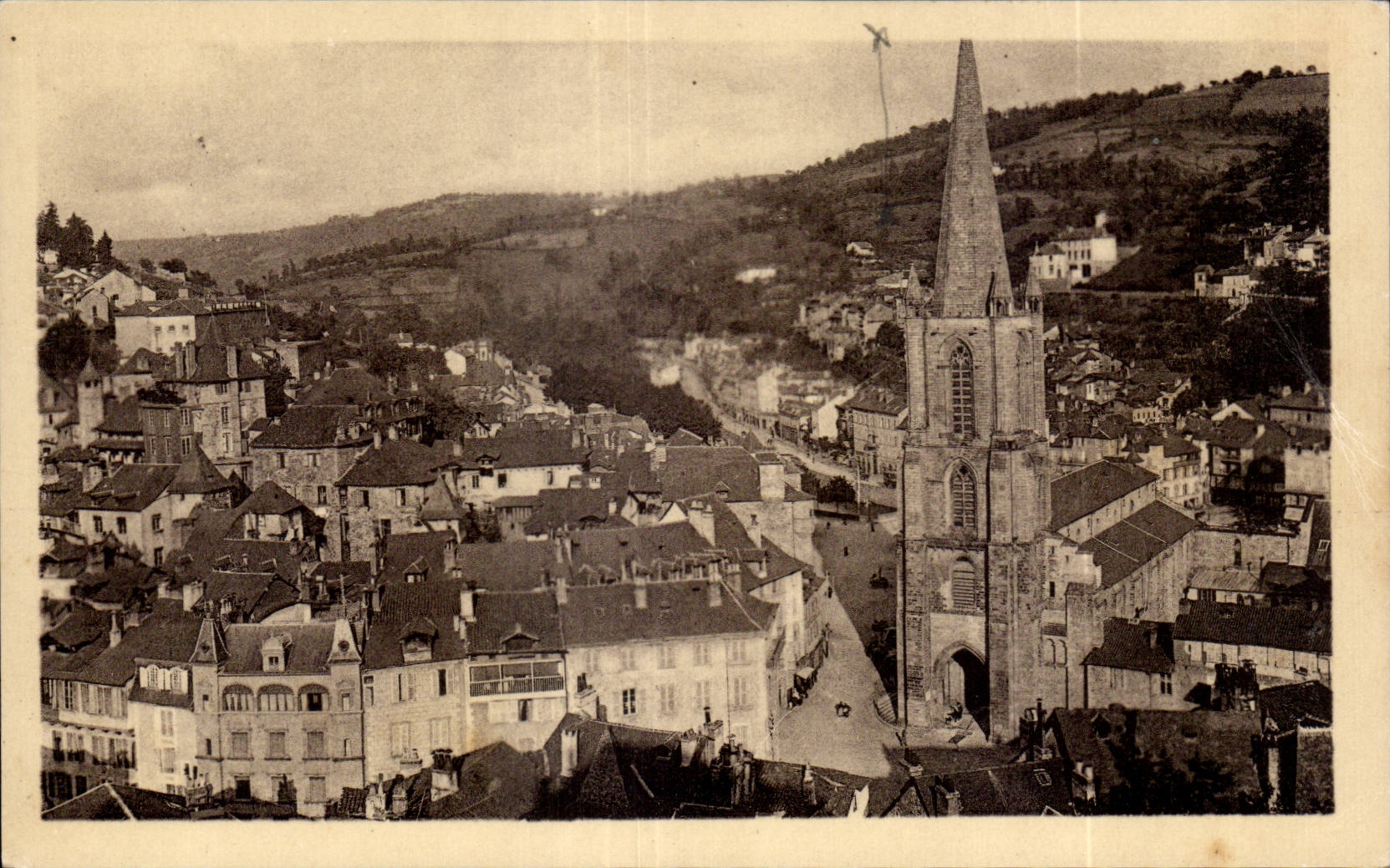 CPA Tulle La cathedrale les quais Vue panoramique