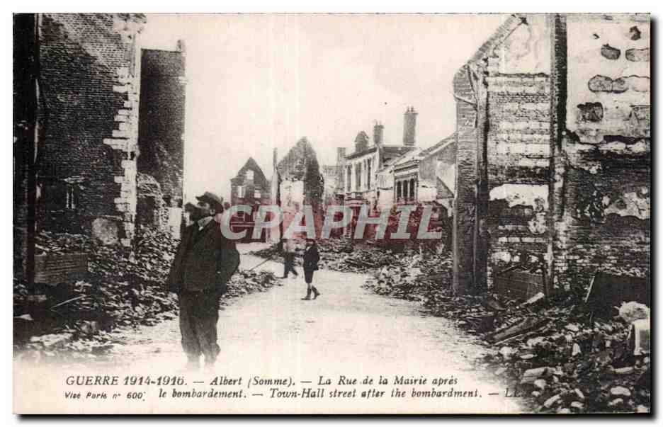 CPA Militaria Albert La rue de la mairie apres le bombardement