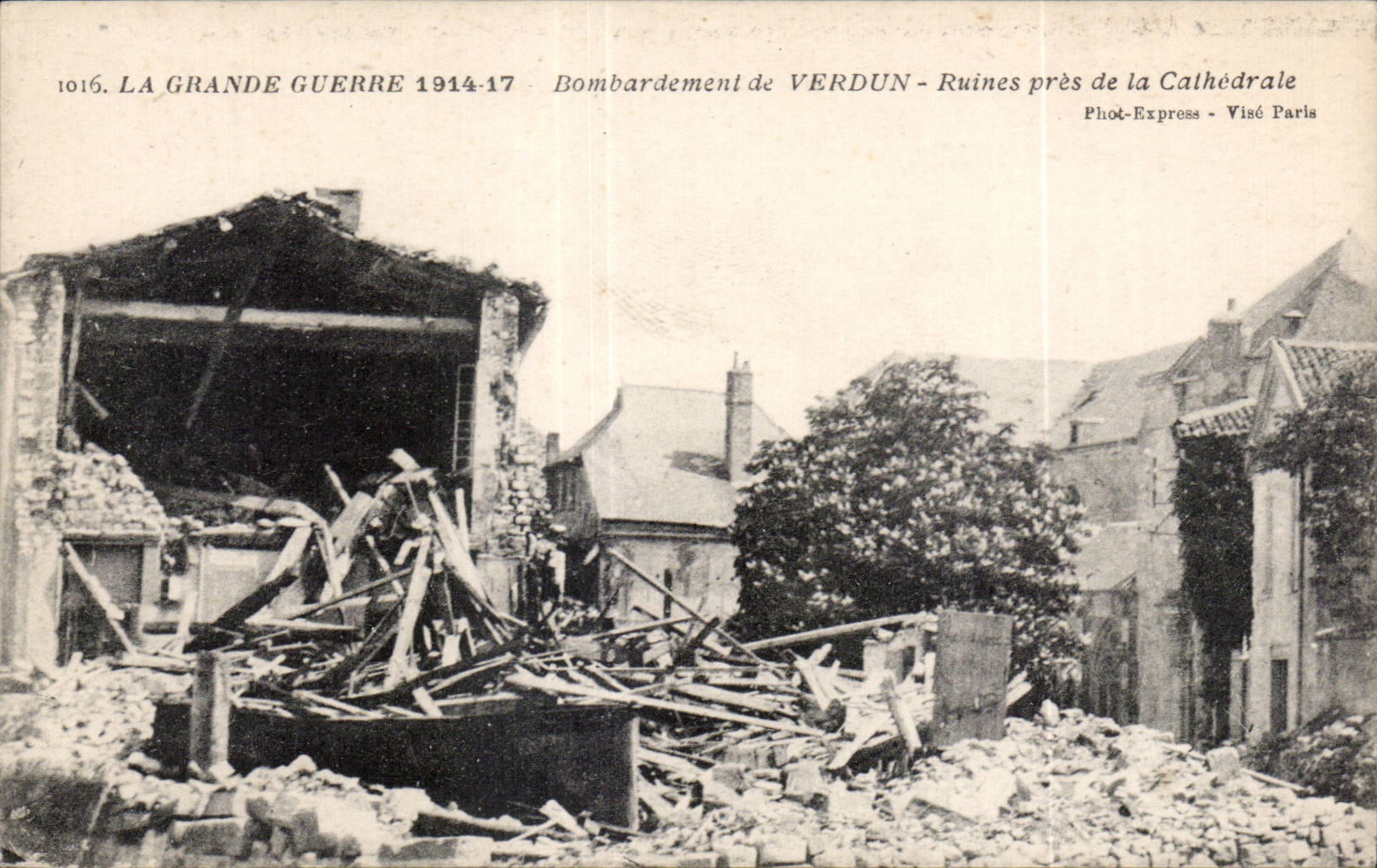 Verdun — Bombardeo — Ruinas cerca de la Catedral — Phot-Express - Visé Paris