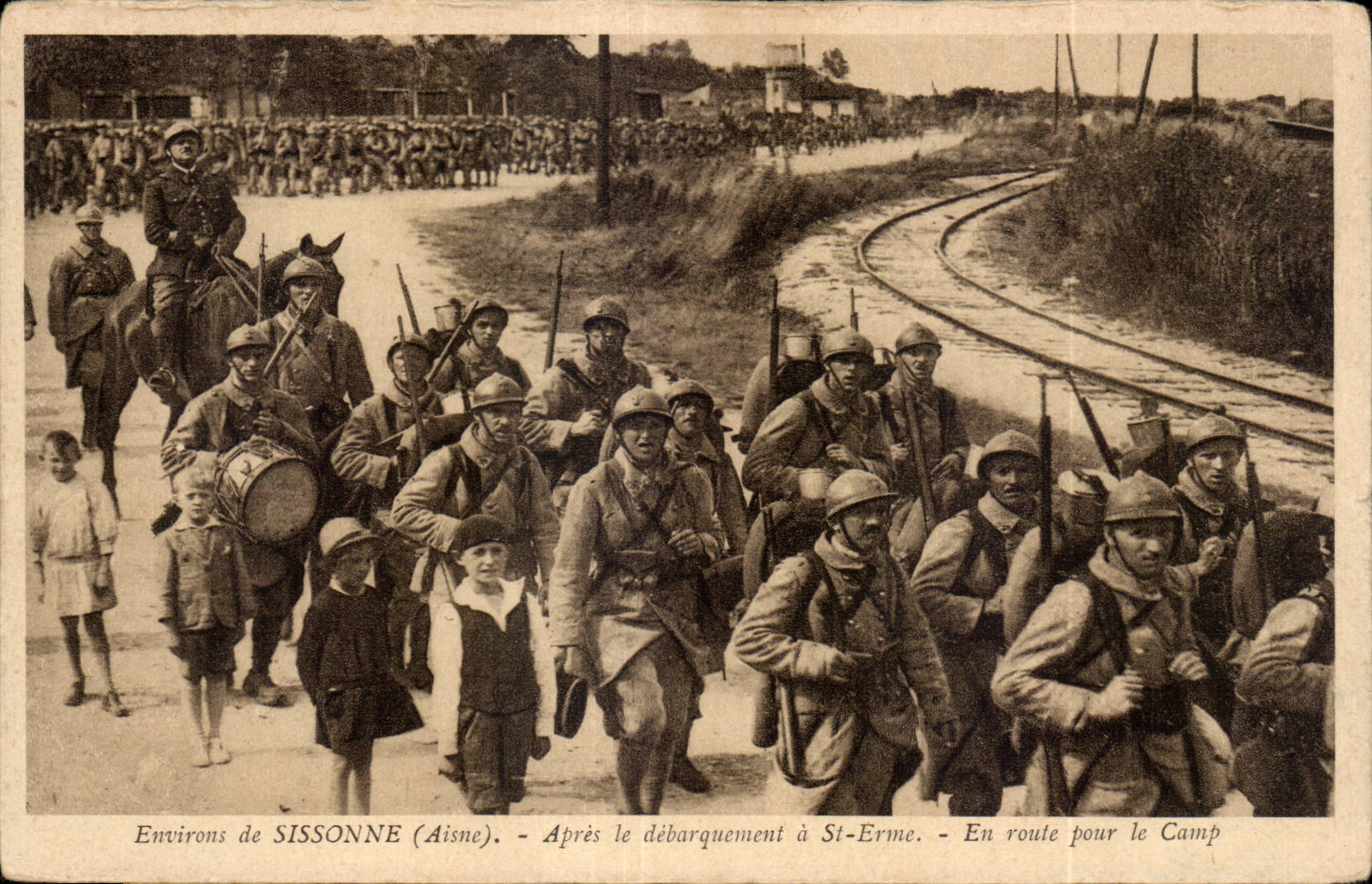 CPA Militaria Environs de Sissonne Apres le debarquement a St Erme En route pour le camp