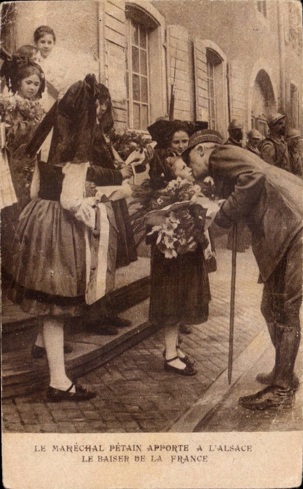 CPA Militaria Le marechal Petain apporte a l Alsace le baiser de la France Alsace Lorraine