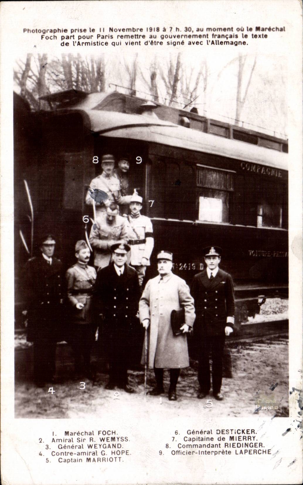 CPA Militaria Photographie prise le 11 novembre 1918 Foch Wemyss Weygand 
