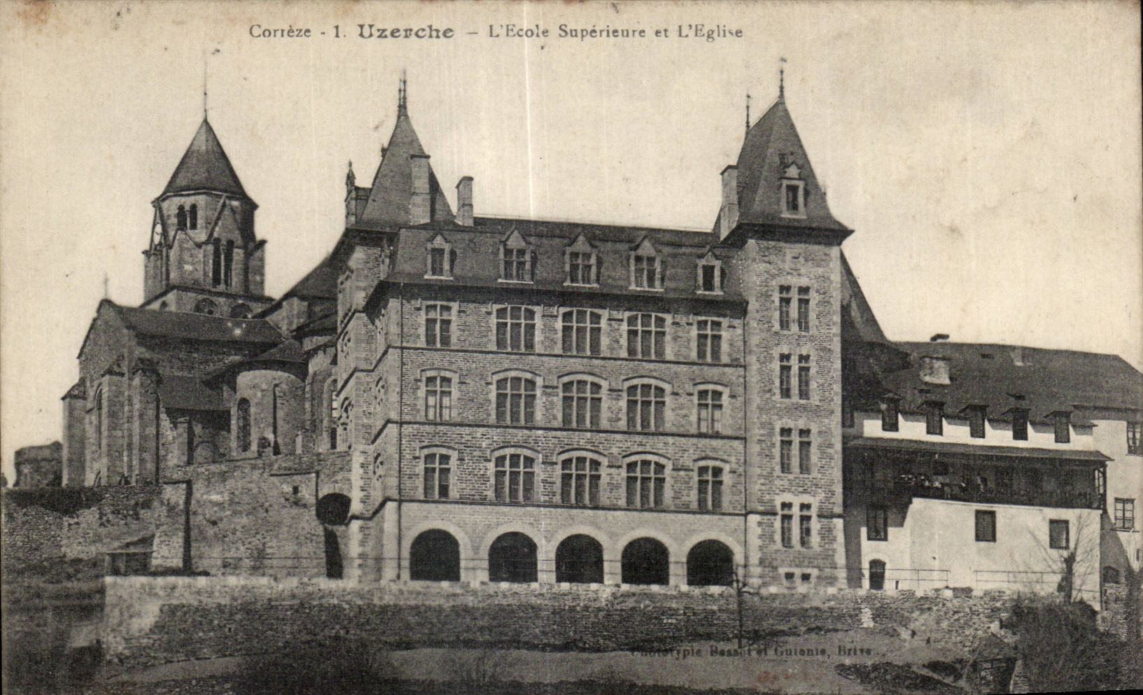 Uzerche — L'École Supérieure et L'Église — Phototypie Bassot et Guionie, Brive