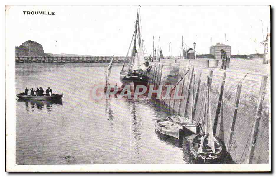Trouville — Port avec bateaux et embarcation — éditeur Roger Goullé, n° 147