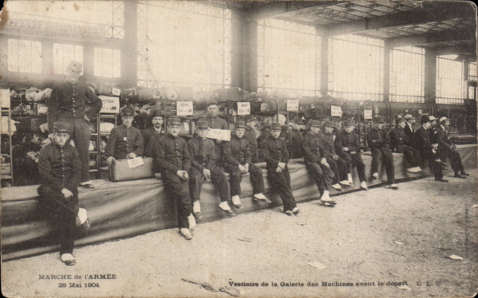 CPA Militaria Marche de l armee 29 mai 1904 Vestiaire de la galerie des machines avant le depart