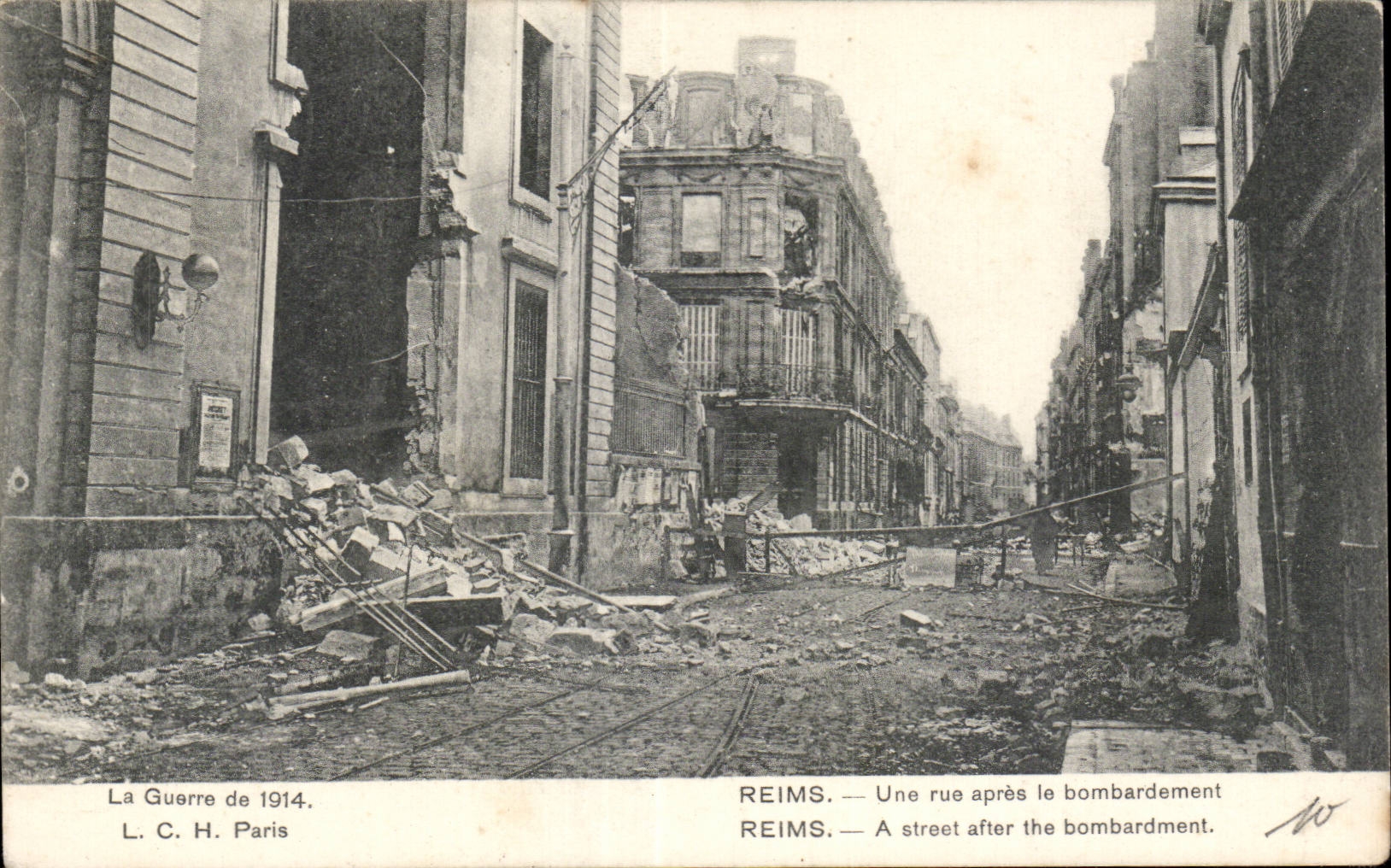 CPA Militaria Reims Une rue apres le bombardement 