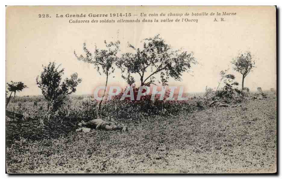 CPA Militaria la grande gurre 1914Un coin du champ de bataille de la Marne Cadavres des soldats allemands dans la vallee
