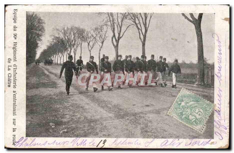 CPA Militaria La grande guerre 1914 Equipe du 90eme regiment d infanterie s entrainant sur la route de la Chatre 
