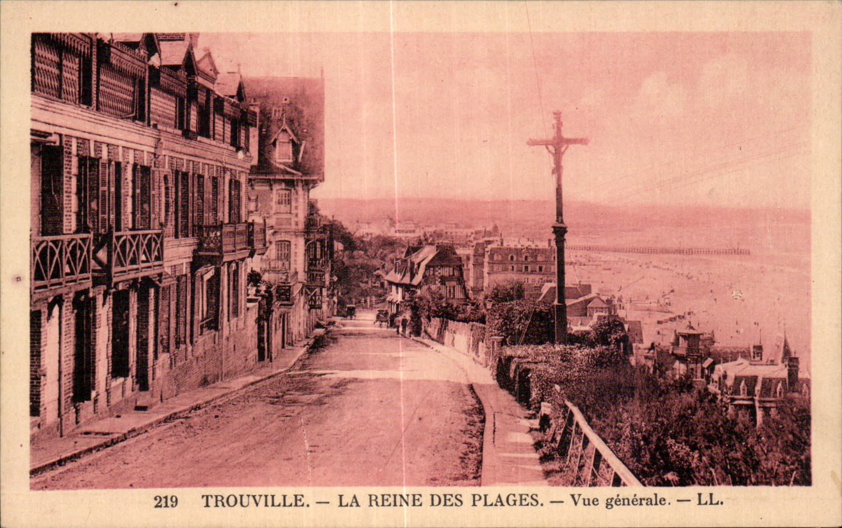 Trouville — La Reine des Plages — Vue générale — LL. — N° 219