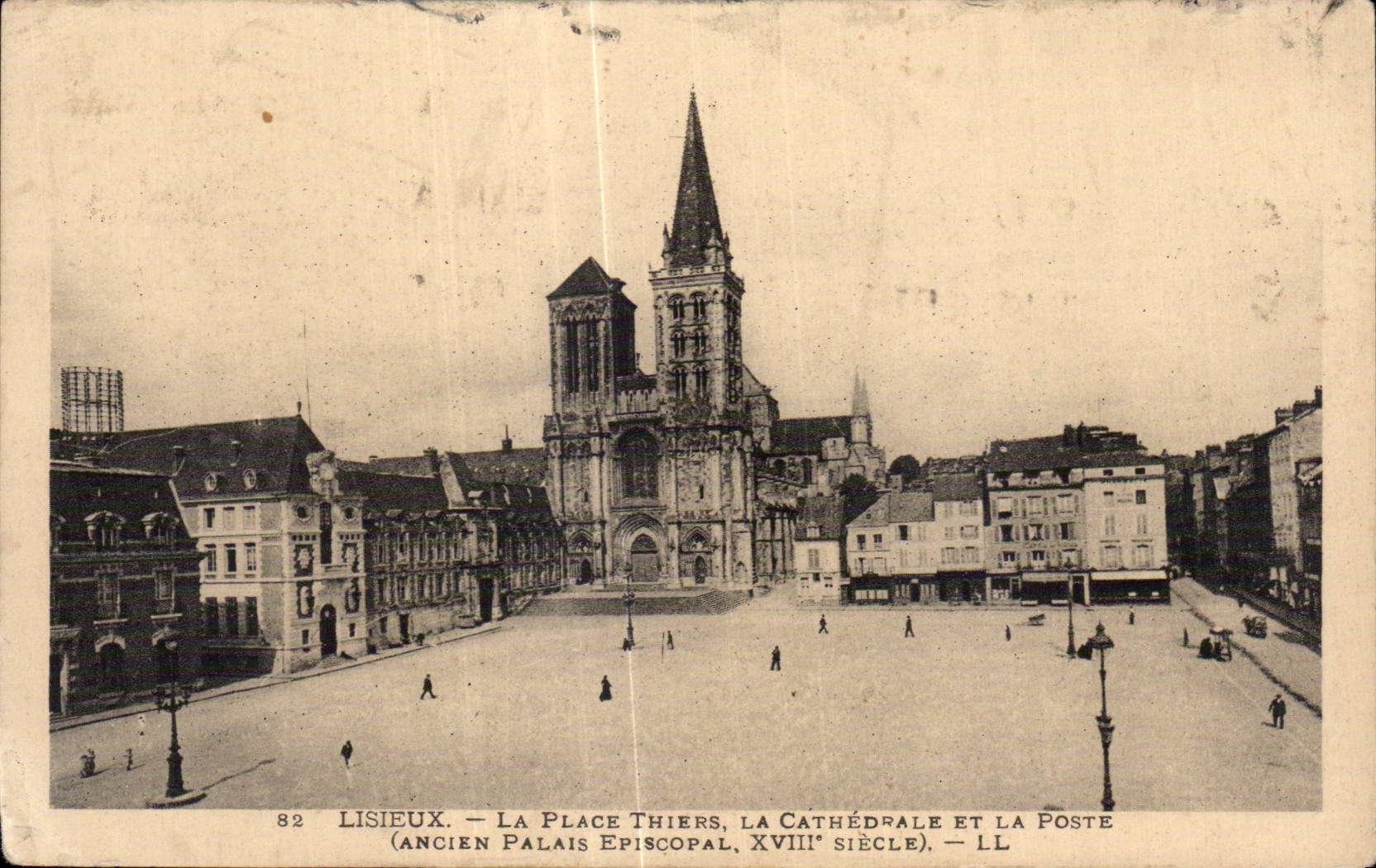 Lisieux — La Place Thiers, la cathédrale et la poste (ancien palais épiscopal, XVIIIe siècle) — LL