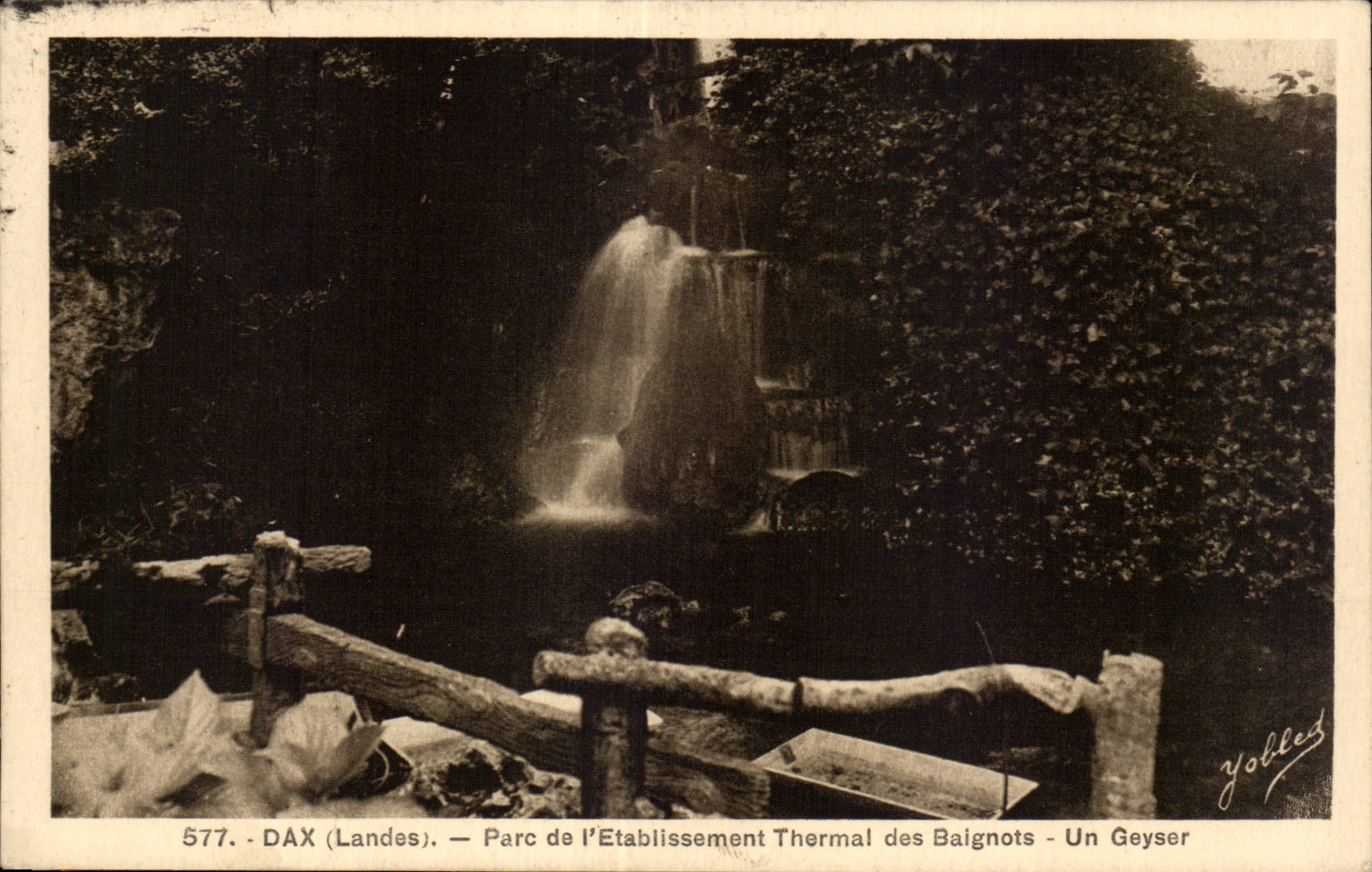 DAX (Landes) — Parc de l'Établissement Thermal des Baignots — Un Geyser