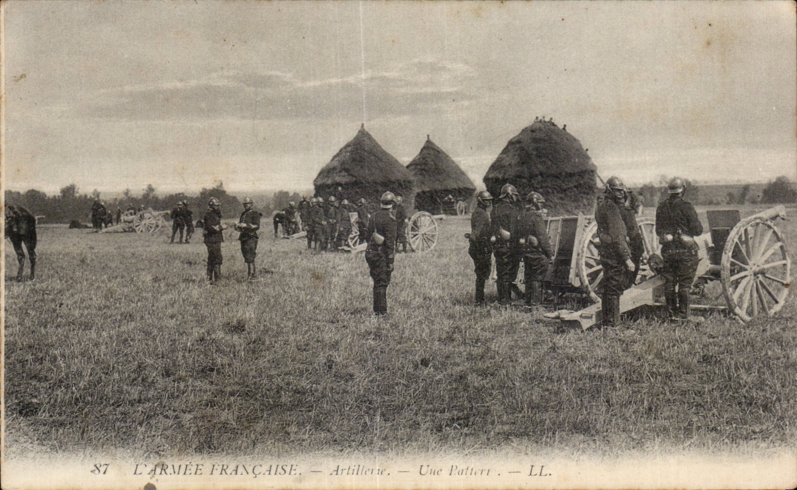 CPA Militaria Armee Francaise Artillerie Une batterie 