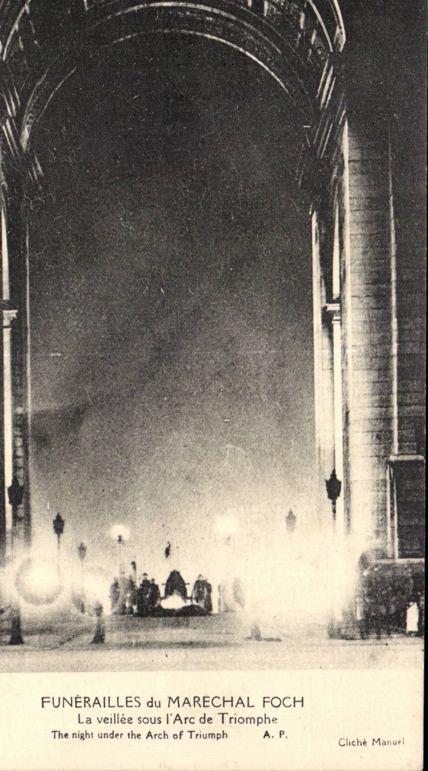 CPA Militaria Funerailles du Marechal Foch La veillee sous l arc de Triomphe 