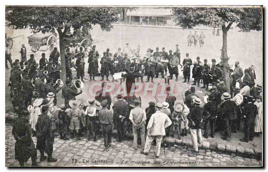 CPA Militaria En campagne la musique au cantonnement 