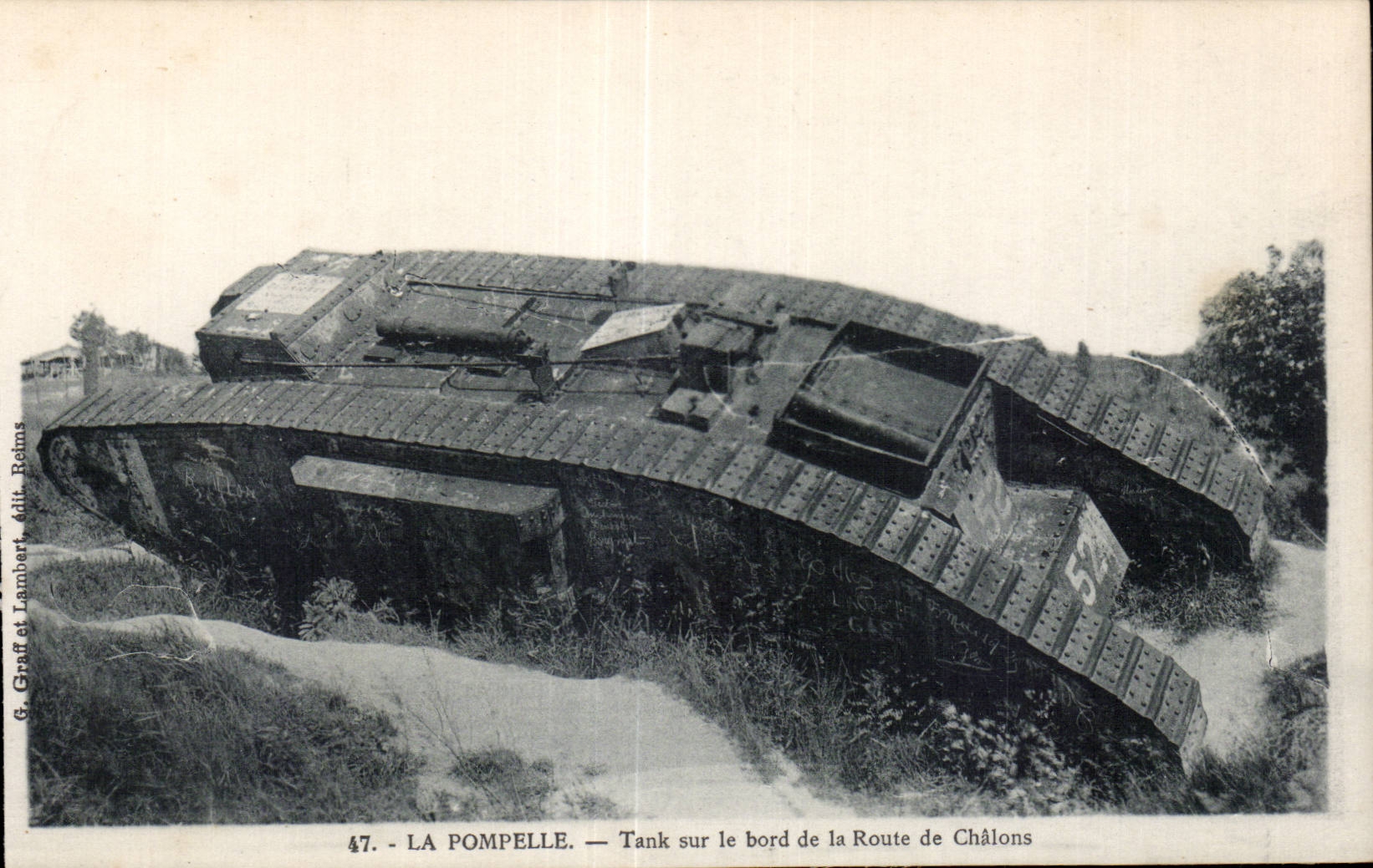 CPA Militaria La Pompelle Tank sur le bord de la route a Chalons 