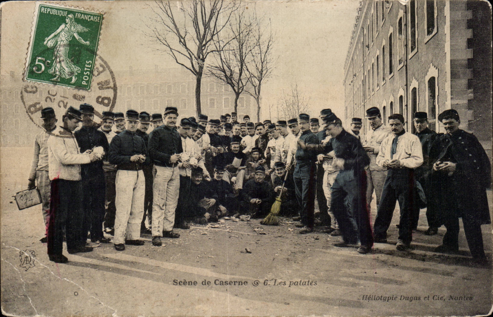 CPA Militaria Scene de caserne Les patates