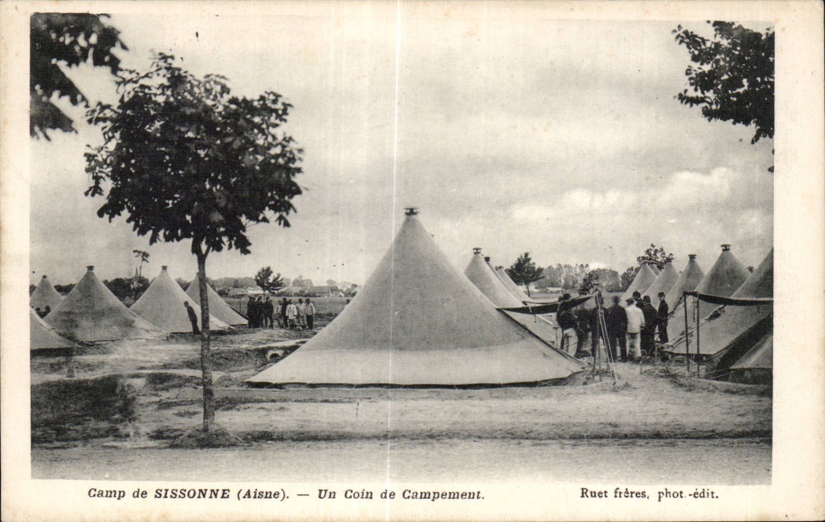 CPA Militaria Camp de Sissonne Un coin du campement