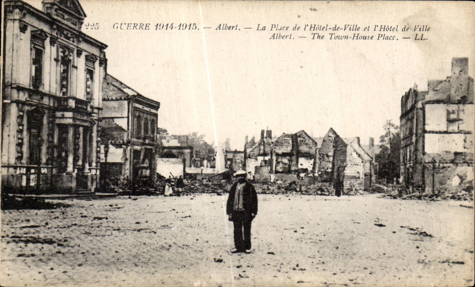 CPA Militaria Guerre 1914 Albert La place de l hotel de ville 