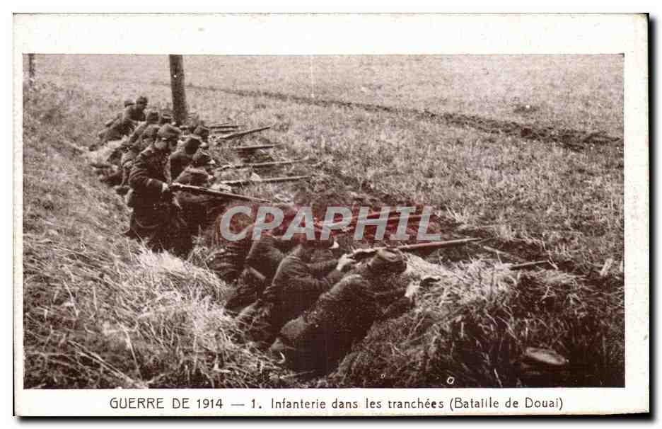 CPA Militaria Guerre 1914 Infanterie dans les tranchees (bataille de Douai)