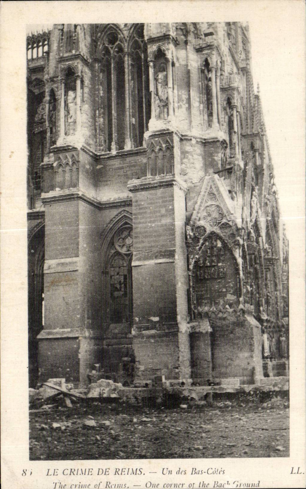 CPA Militaria Guerre 1914 Crime de Reims Un des bas cotes 