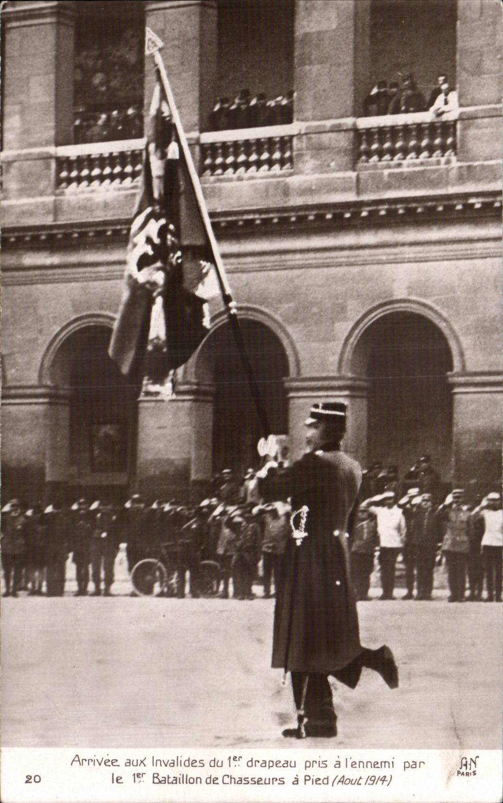 CPA Militaria Arrivee aux Invalides du 1er drapeau pris a l ennemi par le 1er bataillon de Chasseurs a pied Aout 1914