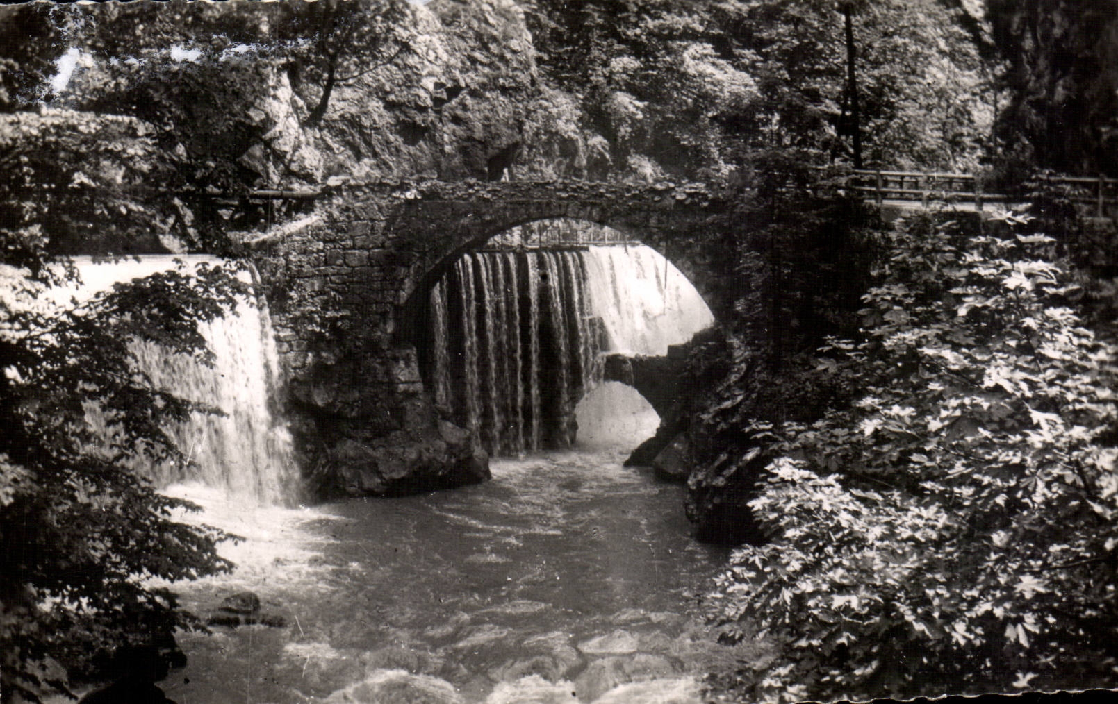 Vieux Ponts sur le Guiers-Mort, à Fourvoirie — Paysages de Chartreuse — Édition Cellaard, Lyon