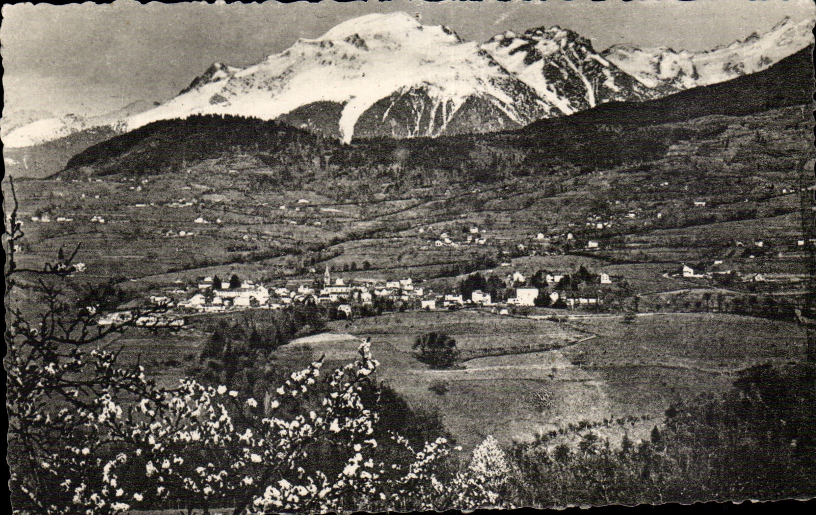 Saint-Martin-d'Uriage — Vue générale et le massif de Belledonne — Mme Alloucherie, papeterie, librairie et journaux à Saint-Martin-d'Uriage (Isère)