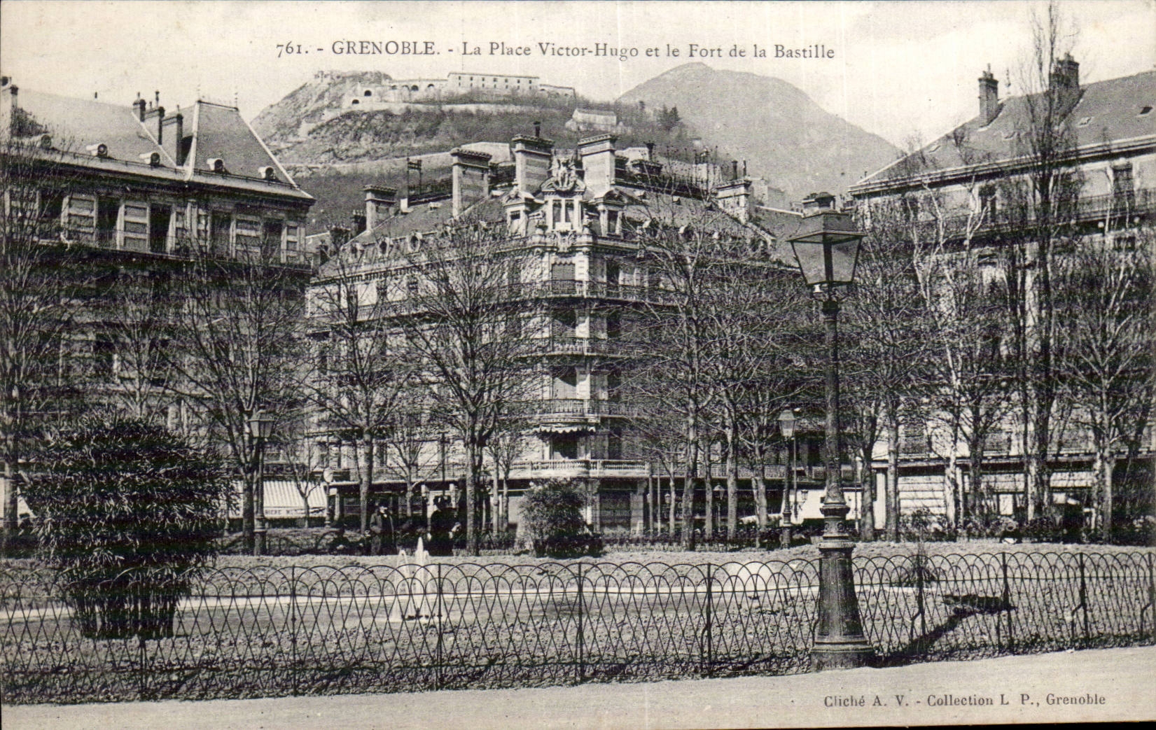 Grenoble - La Place Victor-Hugo et le Fort de la Bastille — Cliché A. V., Collection L. P., Grenoble, n°761