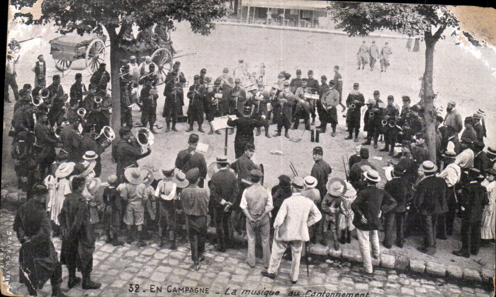 CPA Militaria En Campagne La musique au cantonnement 
